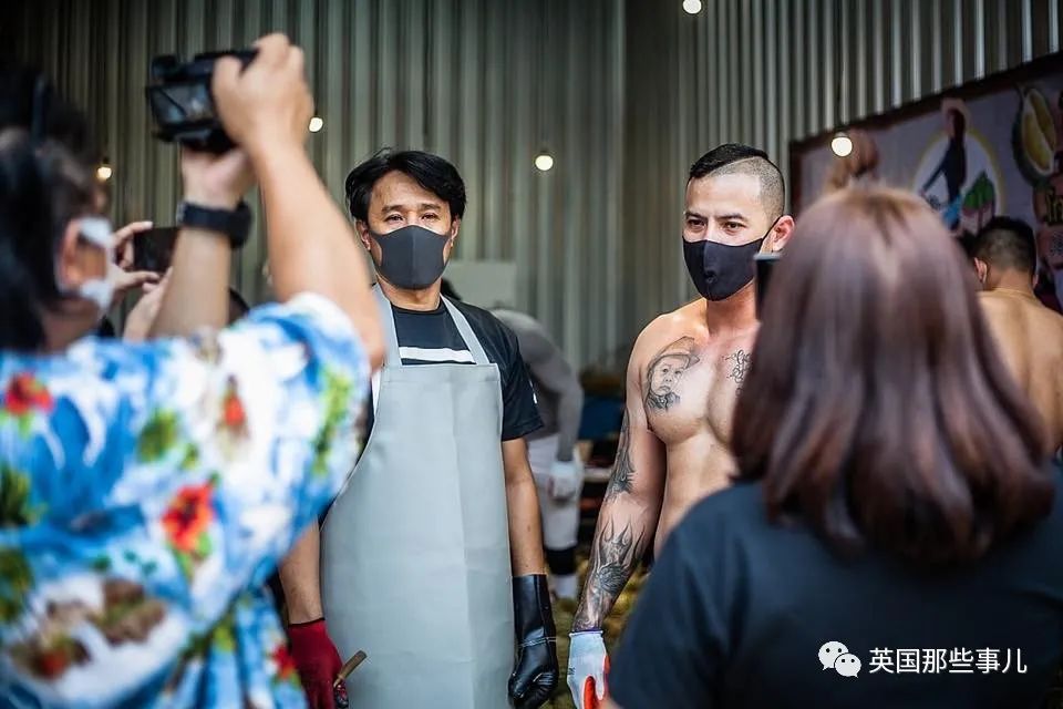 泰国健身教练赤膊卖榴莲走红,泰国健身教练榴莲