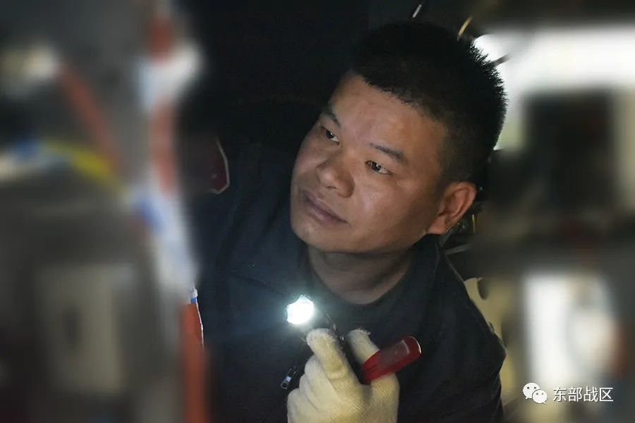 尖兵｜从农村娃到直升机“航电大拿”，“兵王”经历了什么？