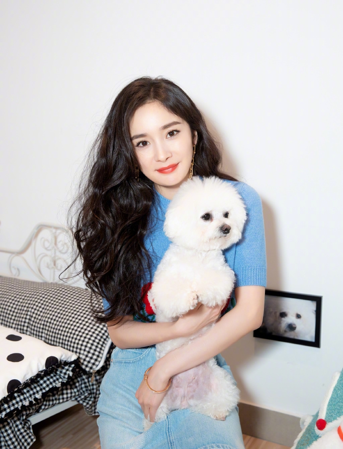 杨幂穿涂鸦短裙现身李佳琦直播间,杨幂来李佳琦到直播间状态如何