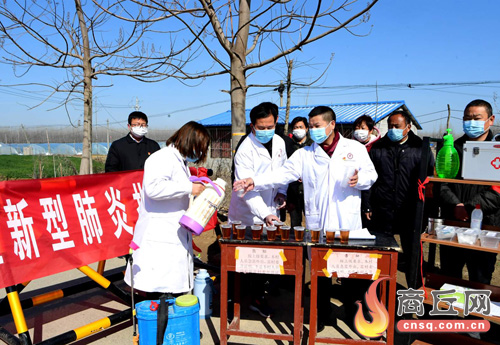 让党旗高高飘扬让党徽熠熠生辉,让党旗飘扬在民生第一线