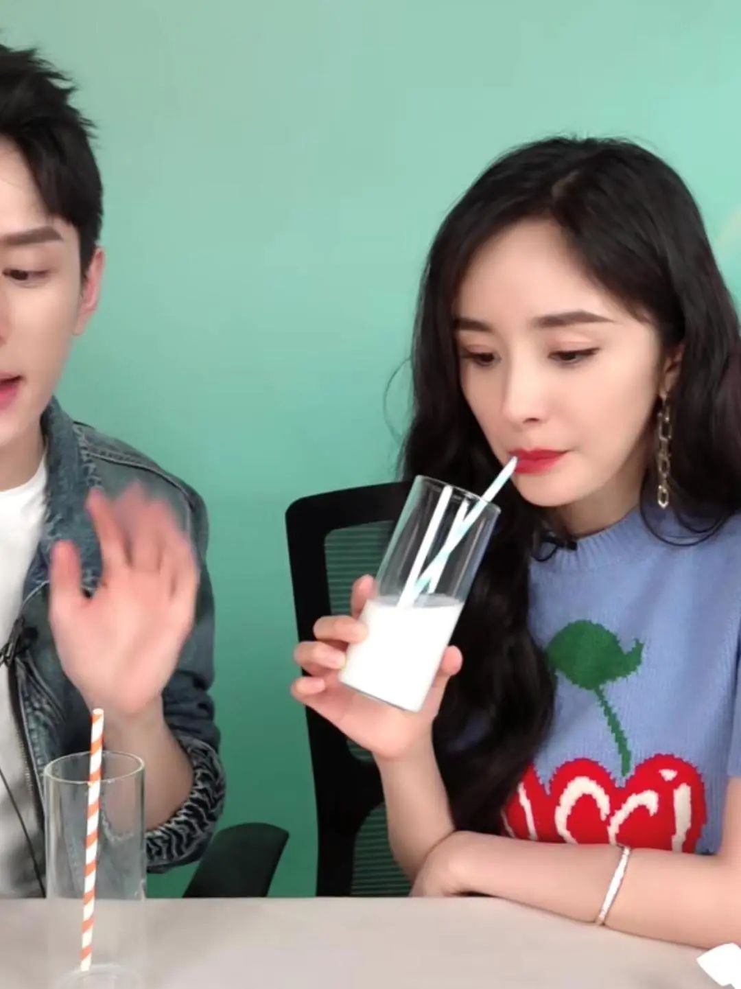 杨幂首次直播喜提五个热搜,杨幂新闻最新消息视频直播