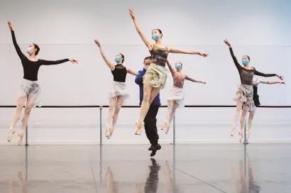 梅花香自苦寒来滴水穿石,梅花香自苦寒来十年寒窗无人问