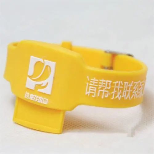 偶遇消防员坐车,消防救助迷路老人