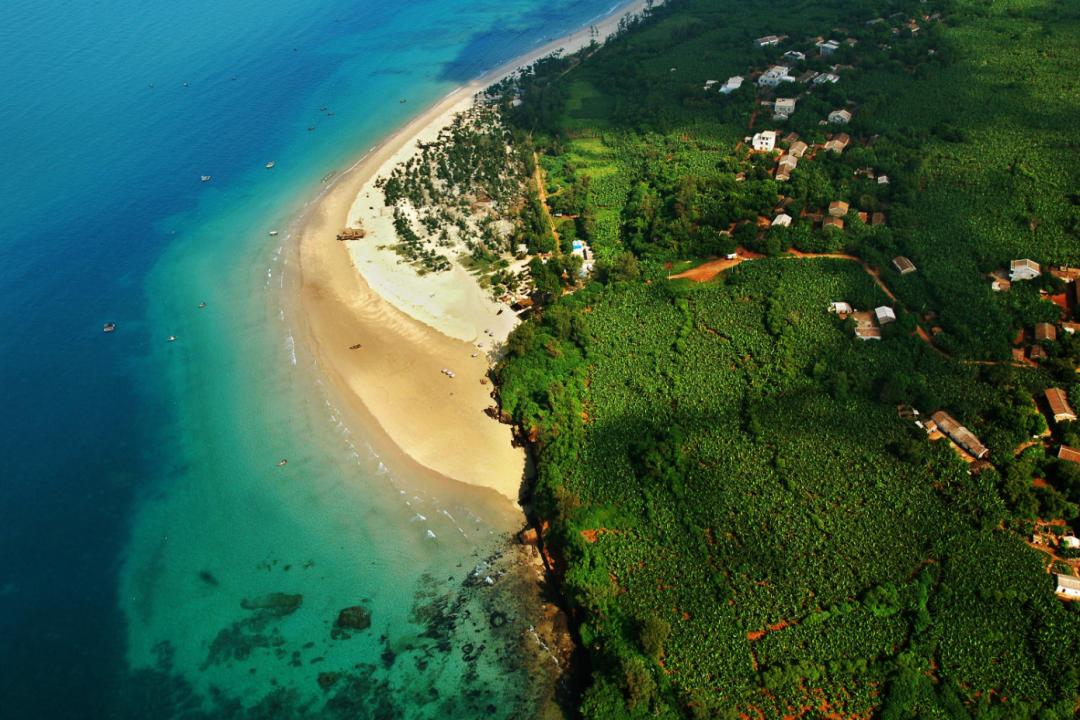 在海边捡回废旧边角料，他竟在涠洲岛搭出一间“疍家棚”！