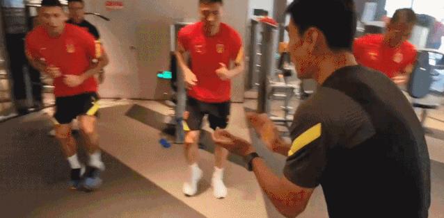 艾克森成都蓉城热身,国足艾克森哪里犯规了