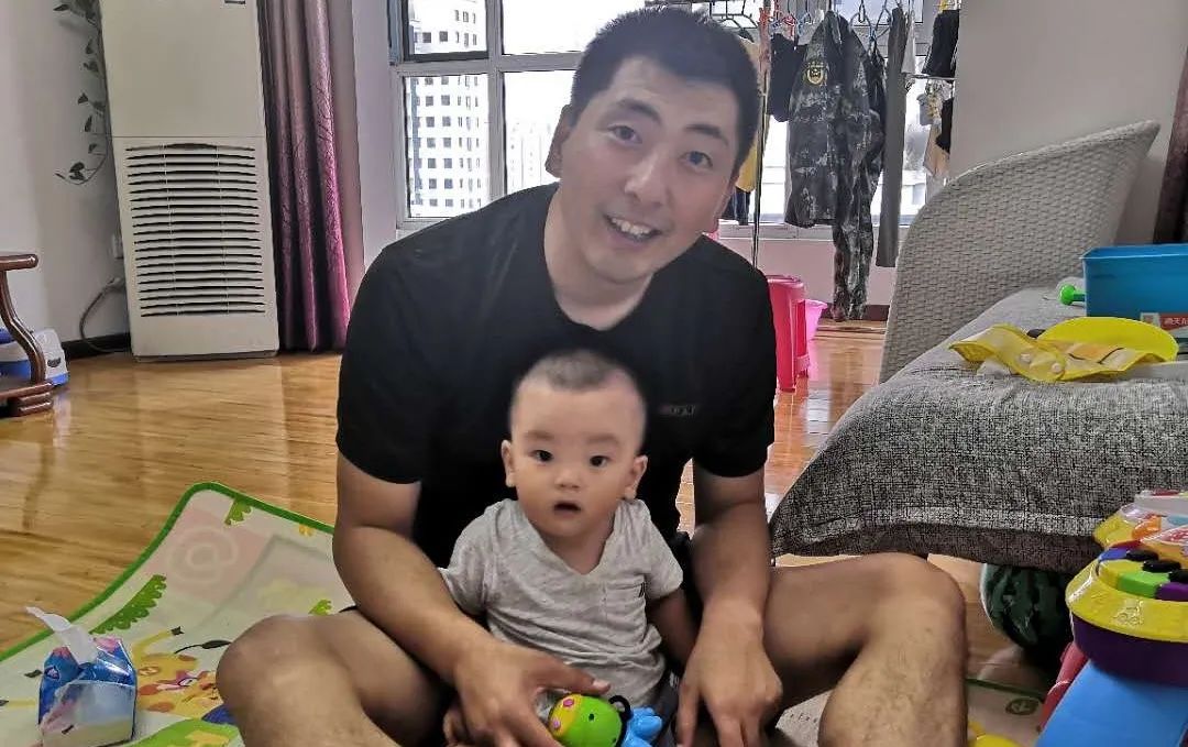 军娃对军爸的想念,军娃在军营唱我的爸爸