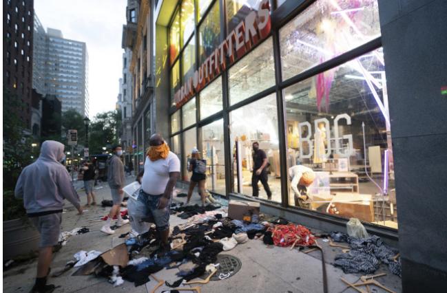 朋友圈画风突变！“黑人朋友”代购乱入？摆地摊卖LV、GUGGI？