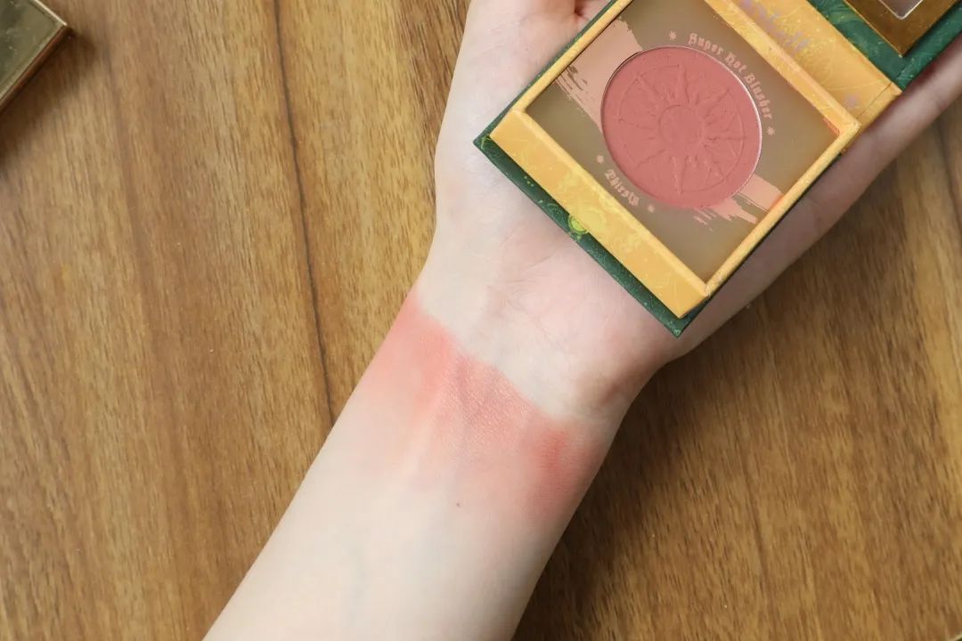 周雨彤泪沟神器,周雨彤的泪沟神器