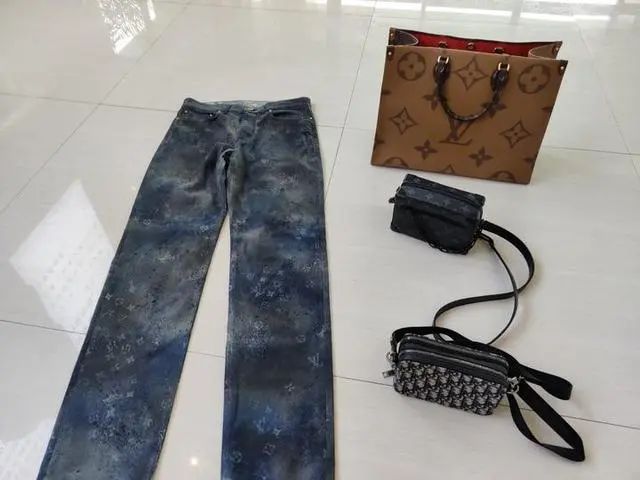 客服小伙突然豪买宝马劳力士，还给女友买LV包！真相大跌眼镜……