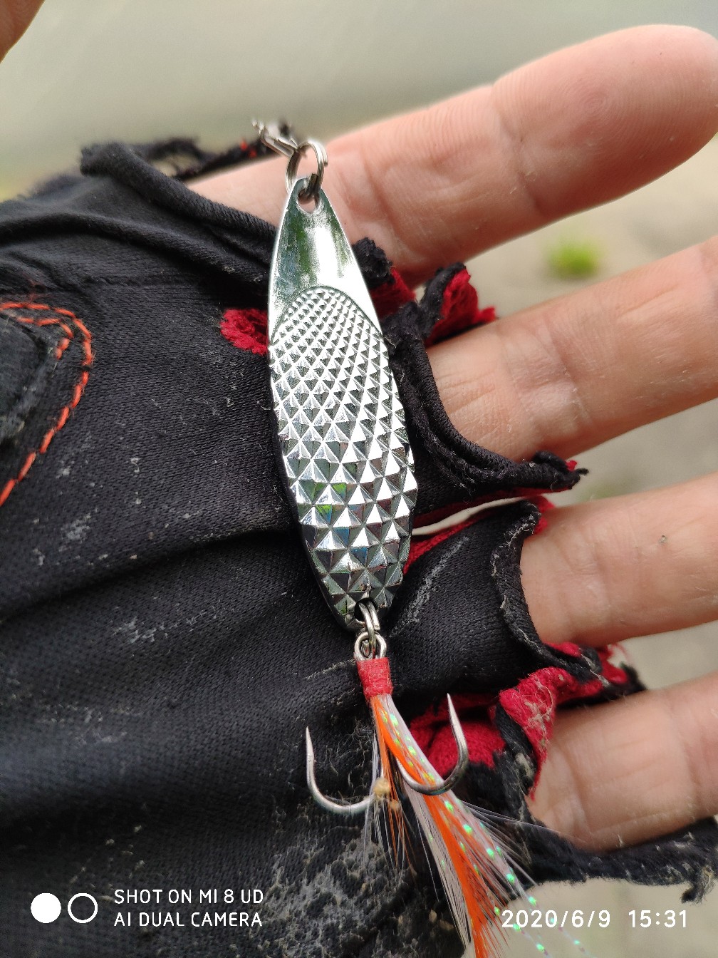 钓翘嘴亮片的挂法,亮片操作手法技巧