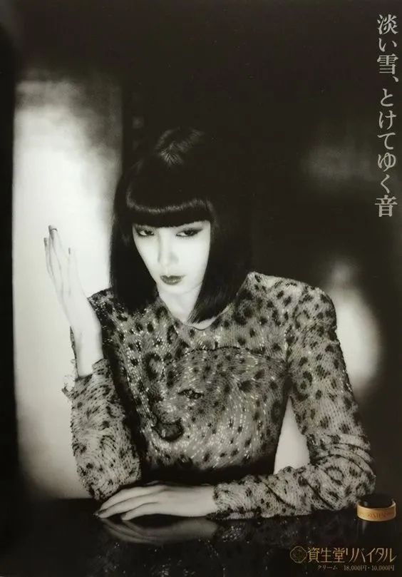 如辉夜姬下凡的鬼魅东瀛美人，逆转一代人的时尚审美