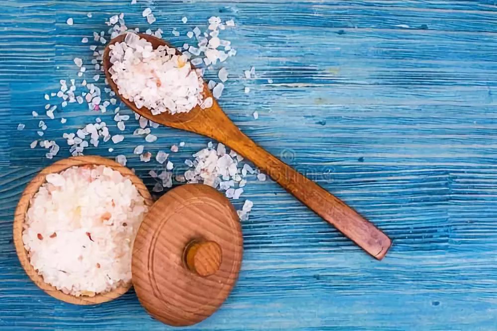 鼻头痘痘挤出来的白色物质是什么,团状红痘痘