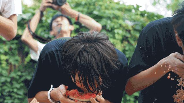 玉环头闻丨西瓜免费吃!免费送!吾悦这是什么惊天福利