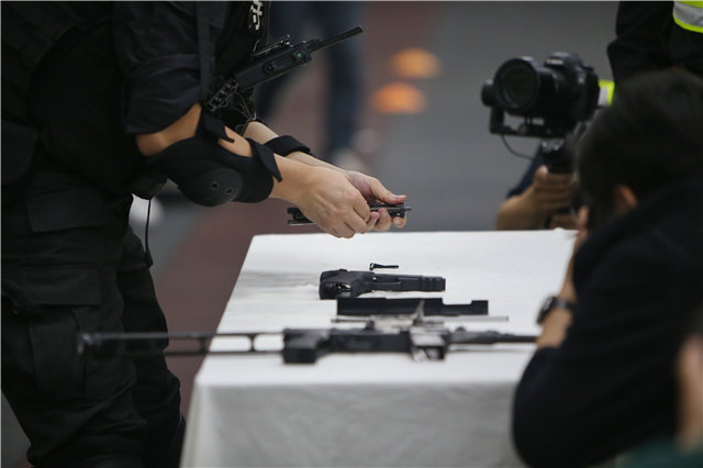 摸枪一个半月,速成“*击狙**之王”!95后警花小姐姐太飒了