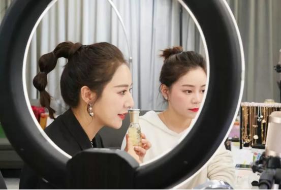 电台主持人工资怎么算,广播电台主持人工资一般多少