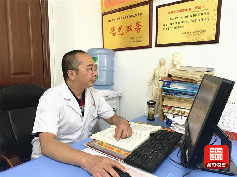 八旬老人送锦旗医护妙手助康复,四川绵阳江油市第四人民医院