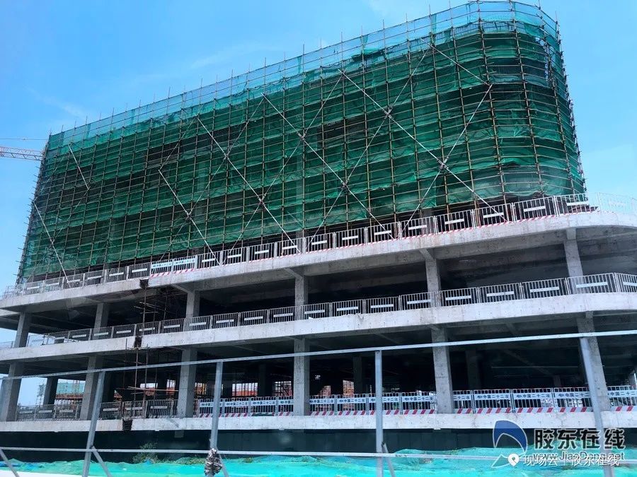 跟着干部视察工作,跟着领导们参观应该站在哪里