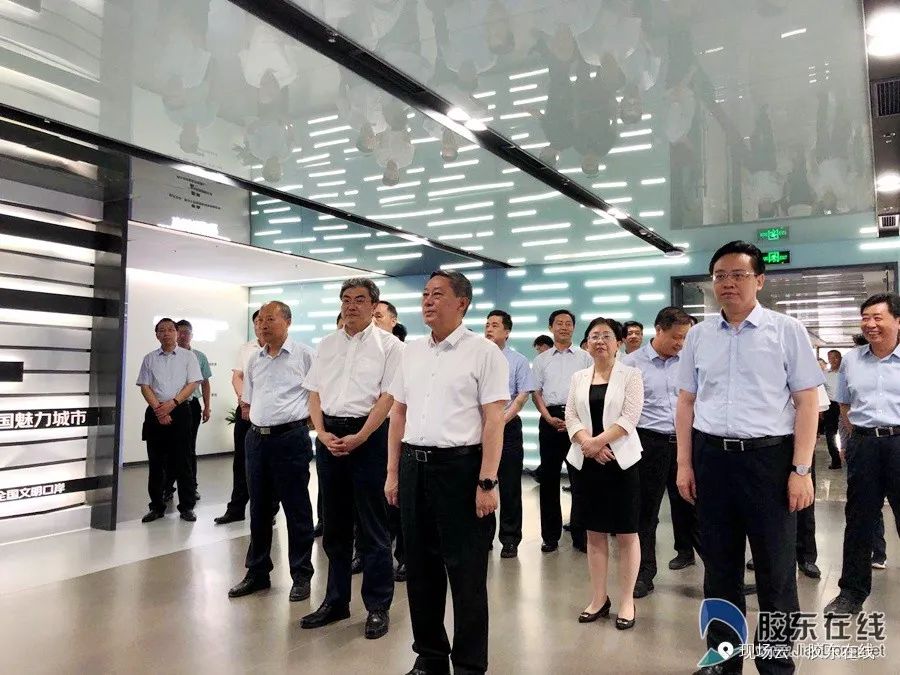 跟着干部视察工作,跟着领导们参观应该站在哪里