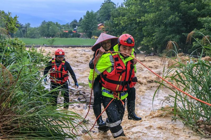 暴雨袭来，大峦口“天降神兵”——危急关头，94户198名群众如何全部安全转移
