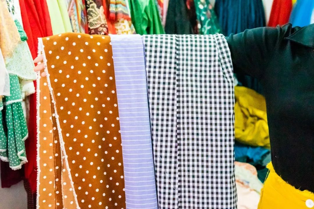 广州地铁晓港站的布料市场,晓港地铁站出口