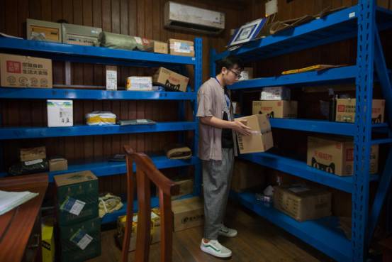 灵隐寺招人火爆热搜，不用出家！当初入职90后小伙再度走红：一年半瘦20斤，8小时上班制，KPI随缘