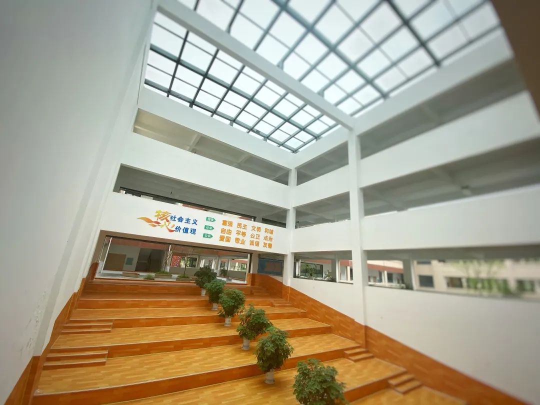 退台式教学楼、超大公共空间,怀化这所学校美得不像实力派