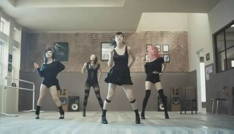 出道即巅峰，拿奖拿到手软，业务没得挑歌红人不红的她还能翻身吗