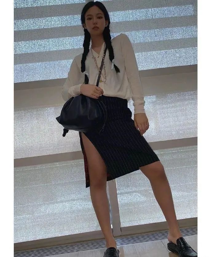 jennie黑色短裙舞台造型,jennie舞台短裙转圈