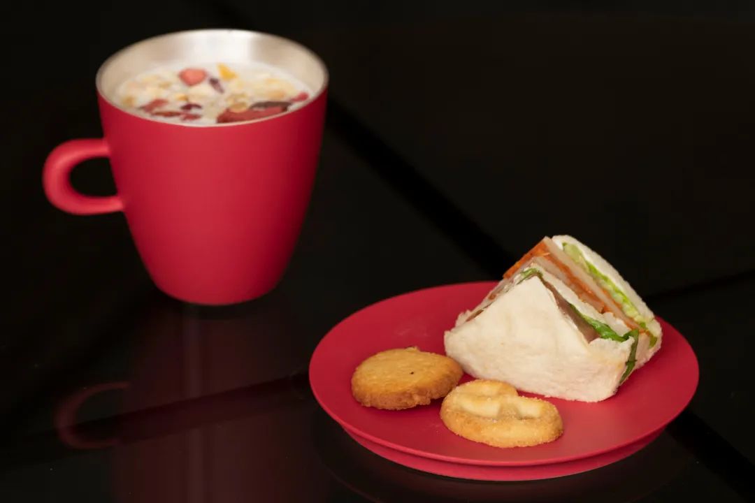 把故宫红、青花蓝捧在手心，以“银杯”畅饮