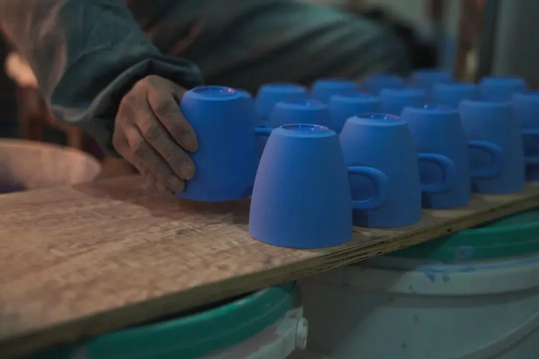 把故宫红、青花蓝捧在手心，以“银杯”畅饮