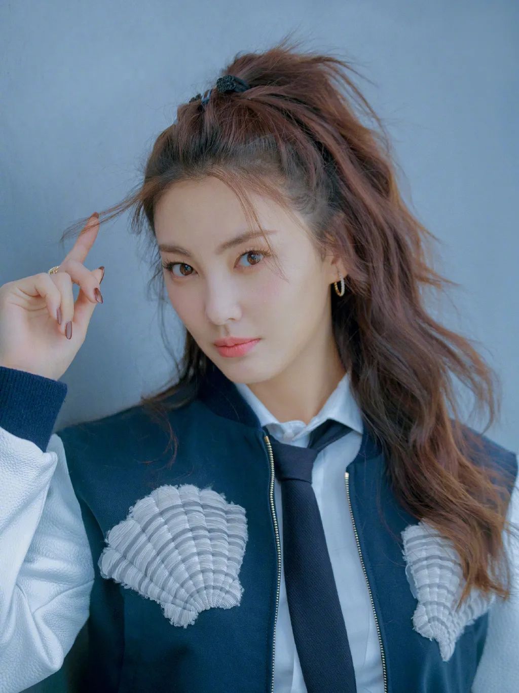 大家都在追《三十而已》，我却偷偷看了看她的化妆台