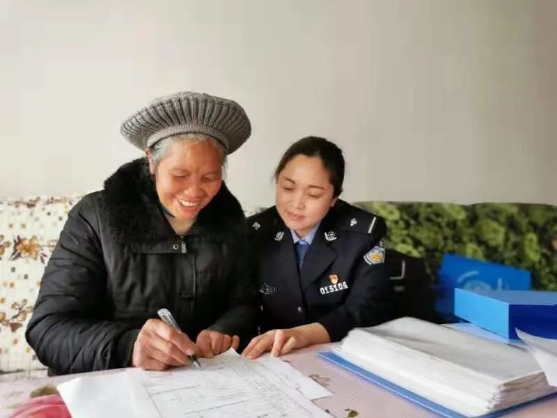 女子身体不适路人求助民警,女孩身体不适求助警察