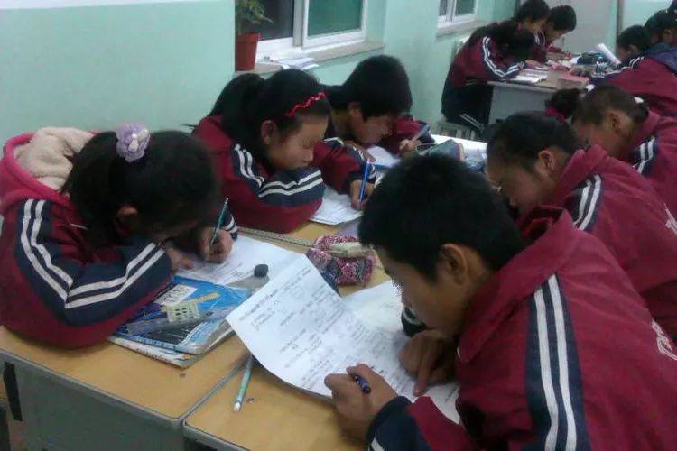 改善含胸驼背的最有效方法10分钟,改善含胸驼背的最有效方法完整版