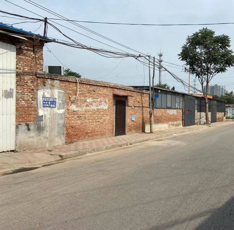 城事·微言：趴架的交通标志牌请扶正