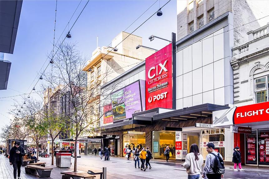 国际资讯｜LV入驻抖音、Burberry在深圳开设咖啡馆、美国LordTaylor百货破产、优衣库关闭韩国9家门店