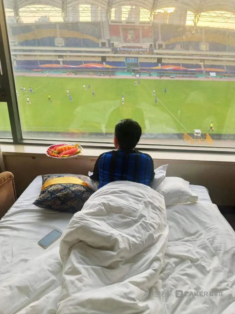 球迷一个人球场加油,足球球迷一个人在场外加油