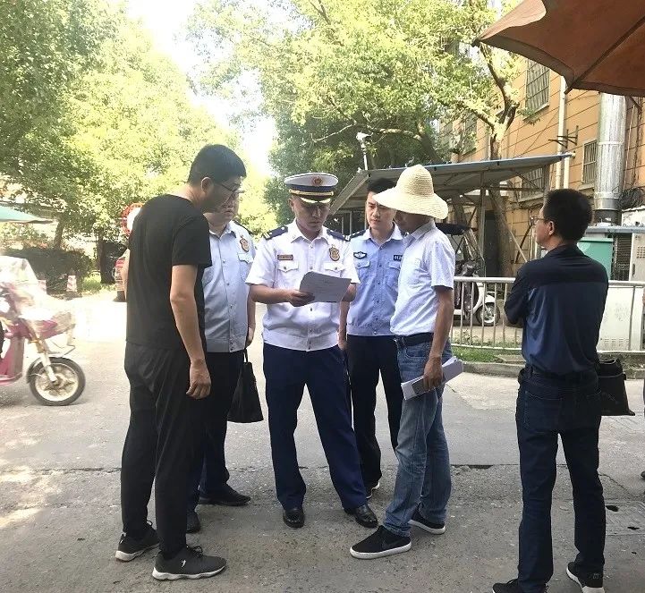 请记住:1辆消防车的宽度=2辆轿车的宽度!