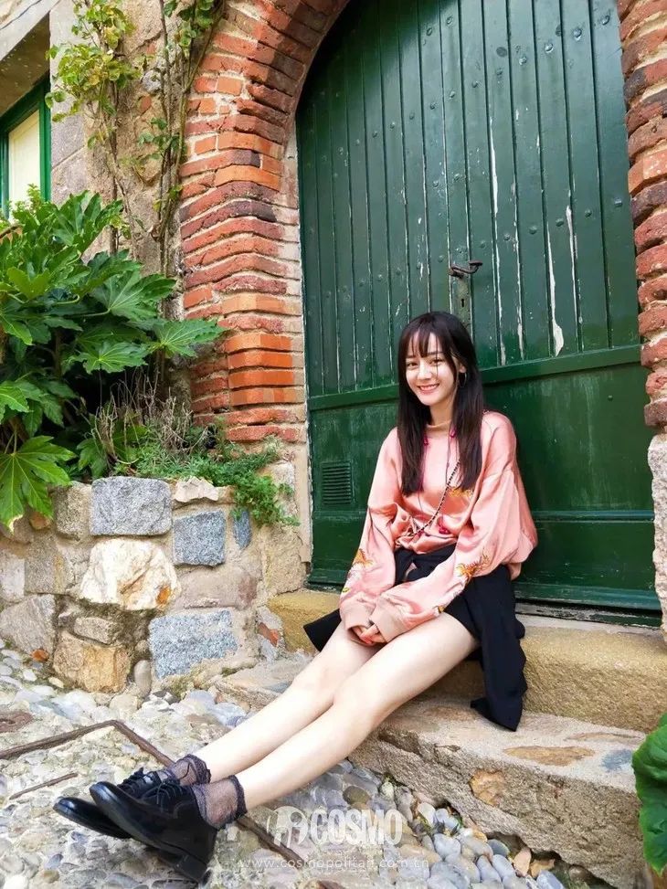 配饰狂|娜娜左黄右紫的撞色袜时髦到飞起,我有点跟不上...