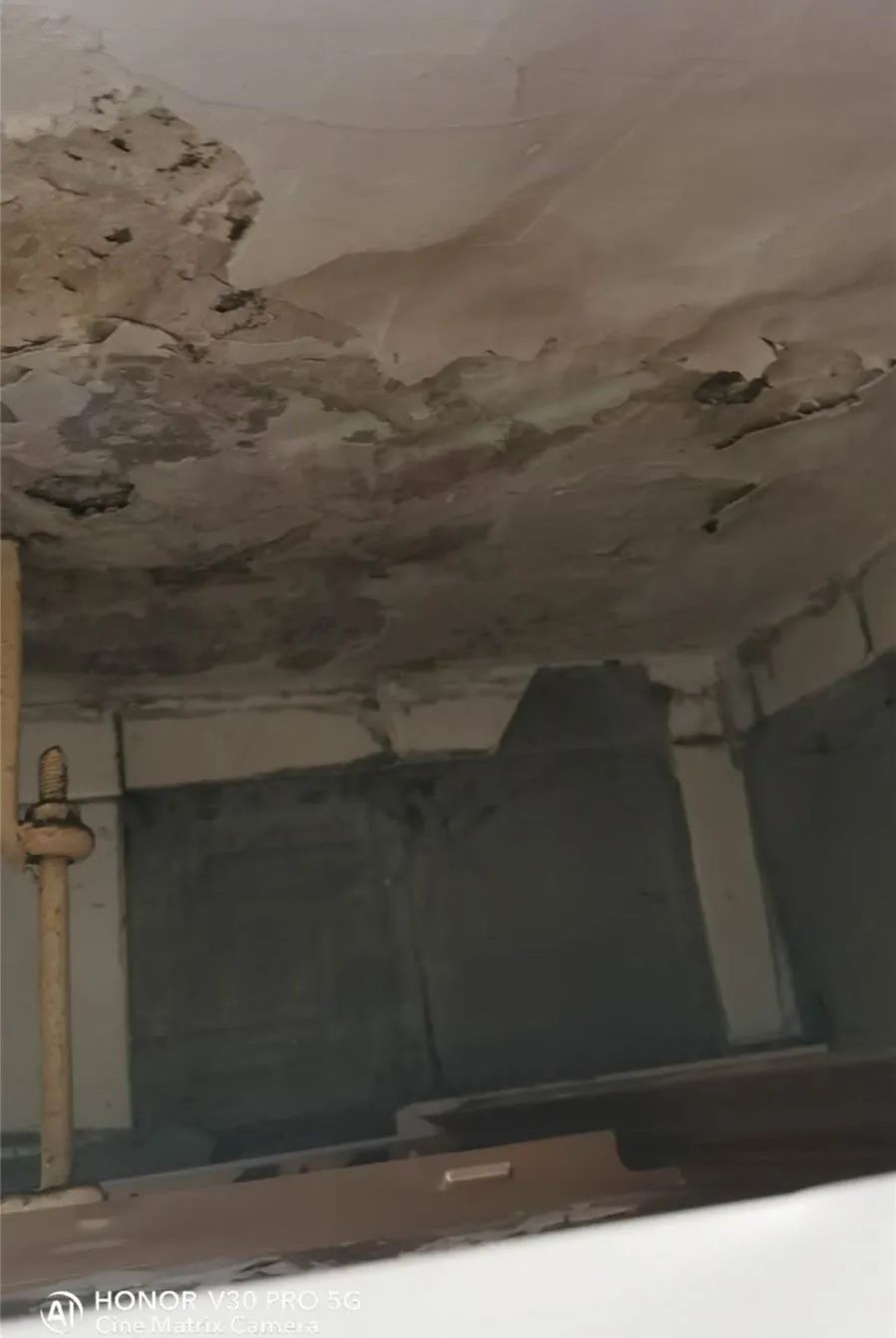 北京朝阳区双龙南里一住宅楼百户漏雨无人修，物业：住户多维修需等待