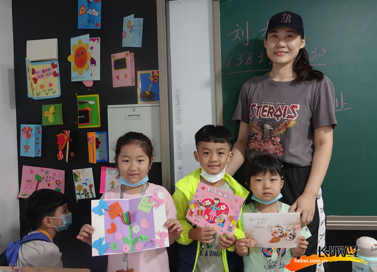 河北石家庄友谊大街小学：纸短情长爱心贺卡赠园丁