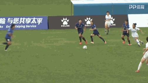 还原上海女足冲突！武汉队两次飞铲引不满，对方教练入场推倒卡米拉