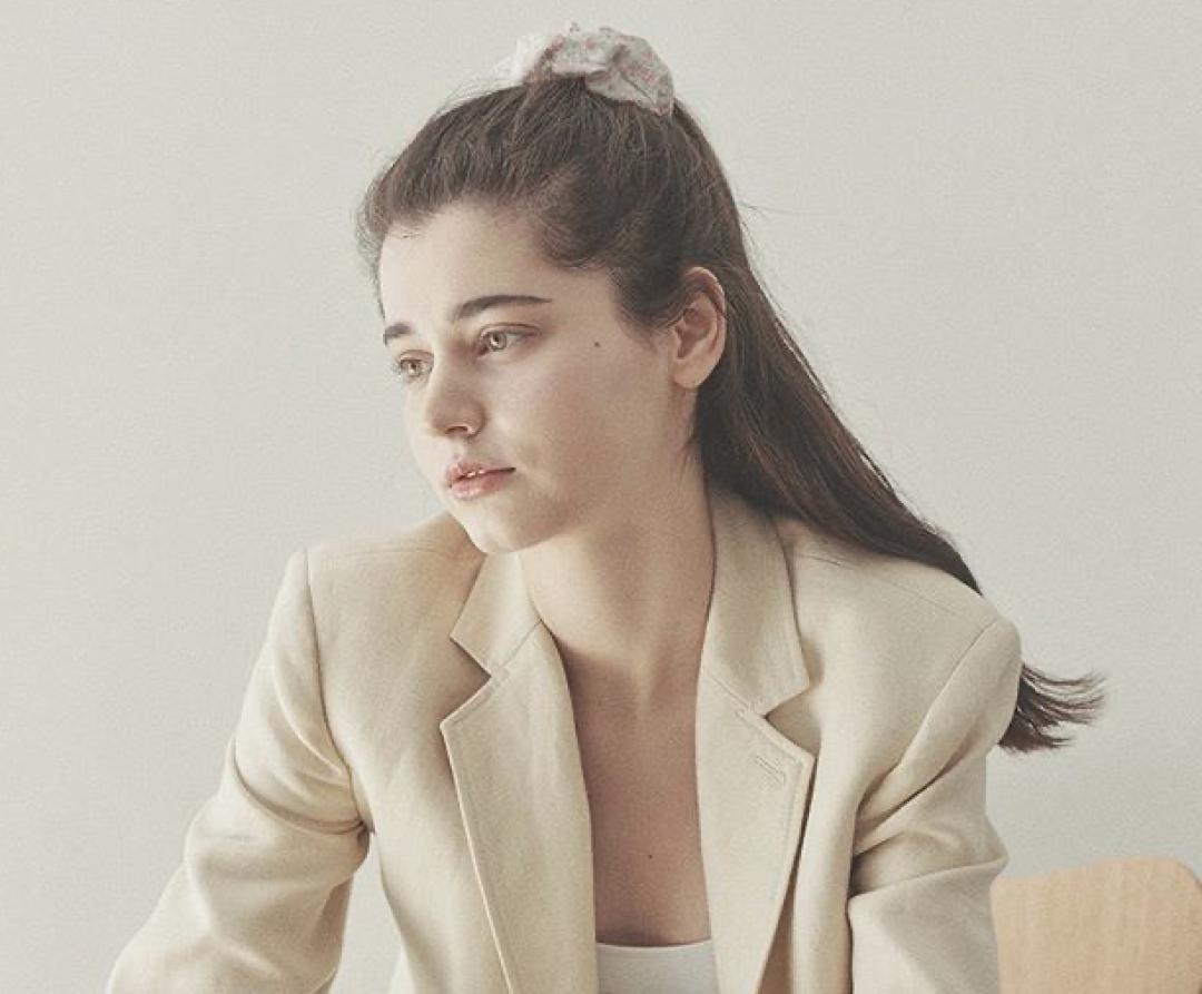 jennie最新配饰,jennie蝴蝶结半扎发