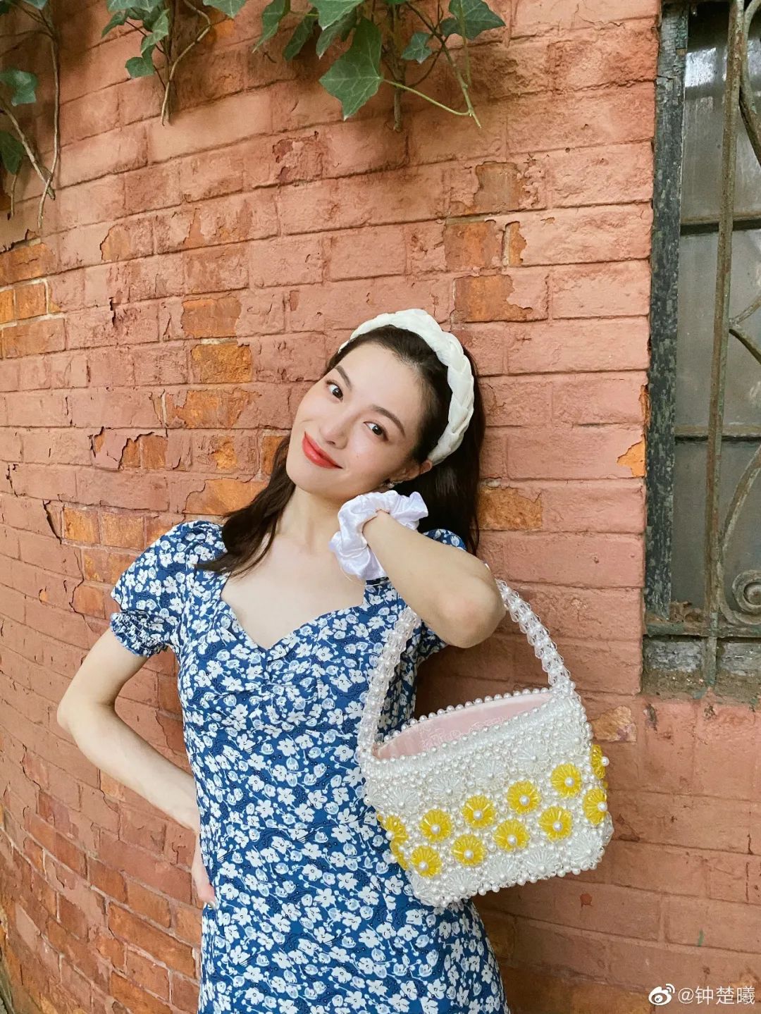 jennie最新配饰,jennie蝴蝶结半扎发