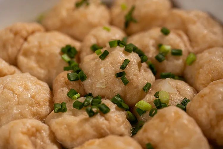 罗定这种鱼腐,入口甘香酥脆,松软而略带韧性