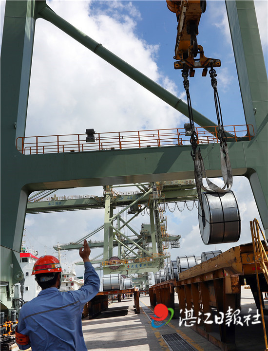 繁忙的港口码头,繁忙的湛江钢铁码头