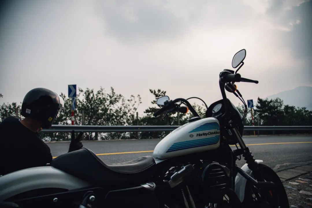 哈雷戴维森IRON1200:让我在秋天里无法自拔