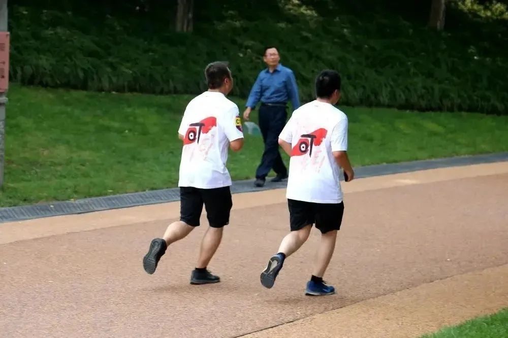 越夜越嗨丨顶级夜跑景区，给你成本最低的人鱼线！