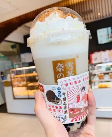 入秋第一杯52块钱的奶茶,奶茶刷爆朋友圈的秋天的第一杯