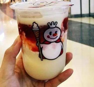 入秋第一杯52块钱的奶茶,奶茶刷爆朋友圈的秋天的第一杯