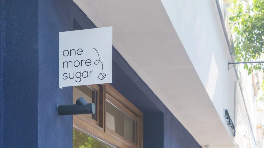 滨江西的新晋甜品店，一对情侣、两只柴犬守护着，超有爱